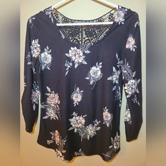 Suzy Shier Tops - Black floral pullover top with back lace insert
